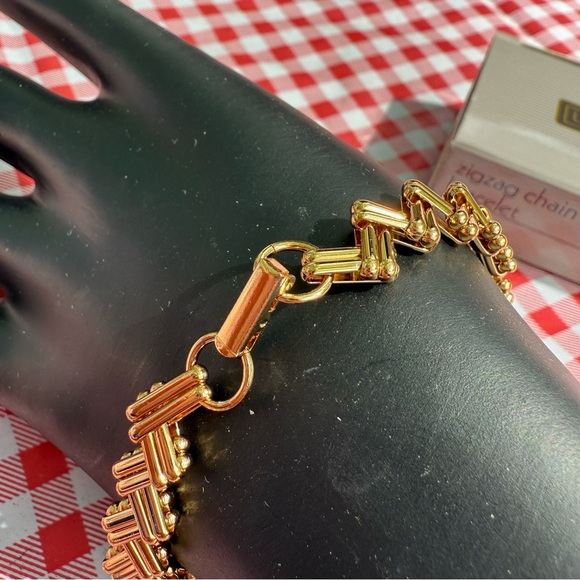Avon Gold “Zigzag” Bracelet size large NIB vintage 1991 - Picture 2 of 6
